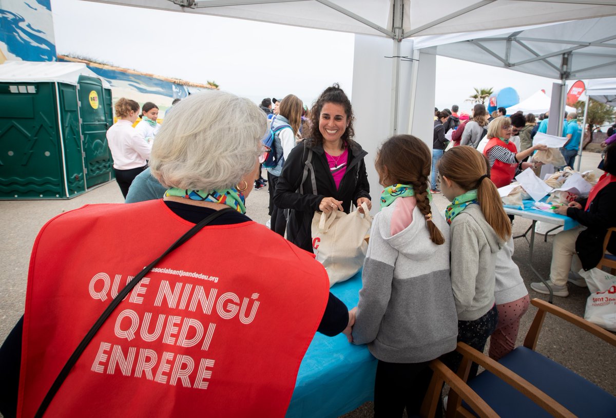 Si la #MagicLineSJD ha arribat tan lluny al llarg de tots aquests anys és gràcies, entre d'altres, l'energia, solidaritat i predisposició dels nostres voluntaris i voluntàries ❤️.

Vols participar-hi fent voluntariat? Omple el formulari🤩!👉bit.ly/416QvDk