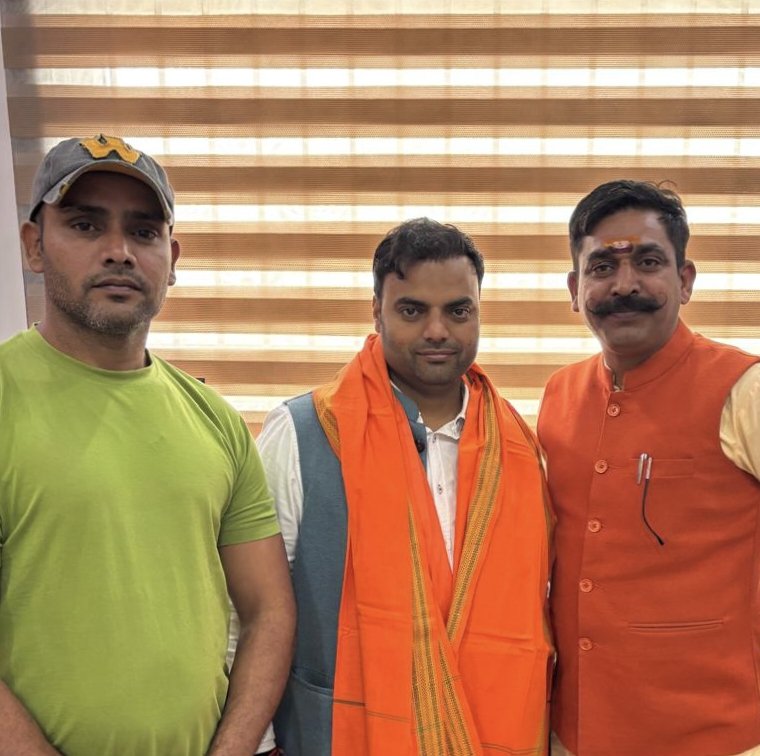 RamTyagiHindu's tweet photo. विश्व हिंदू परिषद, नाहरगढ़ (नजफगढ़) जिले की, मटियाला विधानसभा सीट से भाजपा के नव निर्वाचित विधायक श्रीमान संदीप सहरावत जी से मिलकर उन्हें विधानसभा चुनाव में मिली प्रचंड विजयश्री के लिए भगवा अंगवस्त्र पहनाकर शुभकामनाएं दी और संगठन की तरफ से उन्हें पद और गोपनीयता के लिए मातृभाषा में शपथ ग्रहण करने का पत्र देकर आग्रह किया !

विहिप का मानना है कि मातृभाषा का सम्मान और प्रचार-प्रसार देश की सांस्कृतिक और भाषाई विरासत को सुदृढ़ करने का एक महत्वपूर्ण माध्यम है !

विहिप के सभी जिला मंत्री से इस संदेश का पत्र अपने-अपने क्षेत्र के विधायकों तक पहुंचा रहें हैं और उन्हें मातृभाषा में शपथ लेने के लिए प्रेरित कर रहें हैं ! संज्ञान रहे की भारत की भाषाई विविधता और सांस्कृतिक पहचान को सुदृढ़ करना हम सभी का कर्तव्य है !

इस पत्र को लेकर विधायक जी की तरफ से भी सकारात्मक प्रतिक्रिया और समर्थन मिला है !

राम त्यागी हिंदू , जिला मंत्री
"विश्व हिंदू परिषद" नाहरगढ़ (नजफगढ़)
दिल्ली प्रांत 

🚩जय श्री राम🚩

🇮🇳जय हिन्द_जय भारत_जय मातृभूमि🇮🇳

#दिल्ली_विधानसभा_चुनाव #विश्व_हिन्दू_परिषद #नाहरगढ़ #मातृभाषा #शपथ_ग्रहण #हिंदी #भारत #नजफगढ़ #मटियाला #दिल्ली
