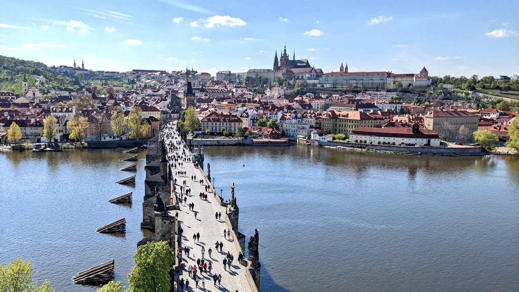 s1nagak1_beer's tweet image. チェコから本帰国して今日で丸2年が経ちました。駐在中の5年間はまさに魔法だったなあ。あの美しい街に自分が住んでいたなんて。
このチェコの魅力をひとりでも多くの人に知ってもらいたいのでこれからも発信していきたいと思います。
そして来年はチェコに行きたい！
#チェコへ行こう