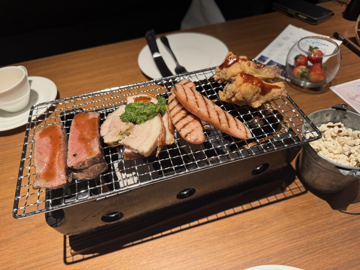 久しぶりにおデート❤️

苺スイーツも肉も美味しかったし、延々と俳句の話やたわいない話をしてて楽しかった！
またあそぼーね！！
いつもありがとう！大好き😘