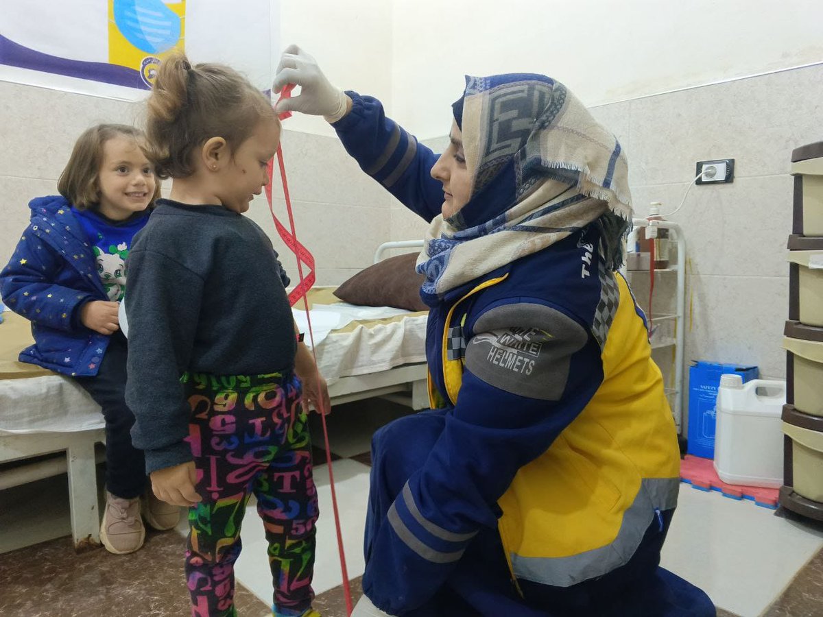 SyriaCivilDefe's tweet photo. تلبّي مراكز صحة النساء والأسرة في الدفاع المدني السوري حاجات أولية وبشكل جزئي للمدنيين في مناطق توزعها في سوريا وتقدم لهم خدمات الرعاية الصحية بمختلف أشكالها، وفي شهر كانون الثاني الماضي، بلغ عدد المستفيدين من خدمات هذه المراكز أكثر من 10 آلاف مستفيد من مختلف الفئات العمرية من الذكور والإناث، في 78 مجتمعاً و38 مخيماً، وتتضمن خدمات الرعاية الصحية تبديل الضماد ومراقبة الحمل وقياس العلامات الحيوية للمرضى وخدمات الصحة الإنجابية والإسعافات الأولية وجلسات الرذاذ، وجلسات التوعية بالأمراض الشتوية.  
#الخوذ_البيضاء #سوريا
