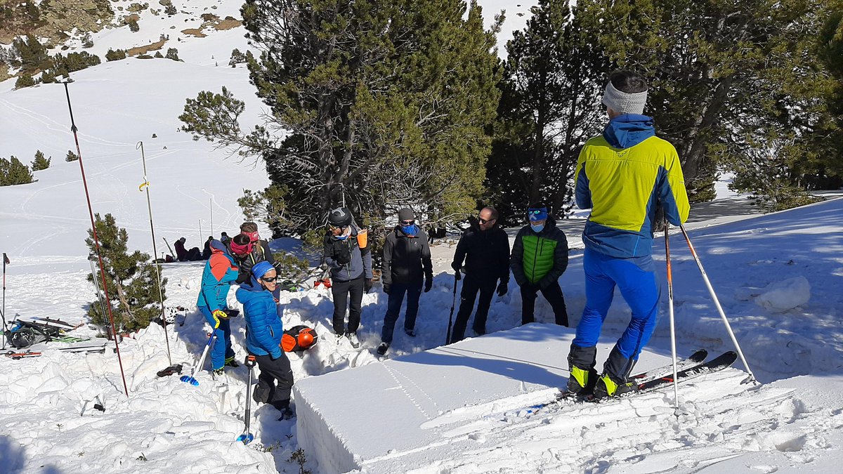 Obrim inscripcions per al nivell 2 intensiu de l’EDNA: neu, allaus i seguretat a la muntanya hivernal. 
Del 7 al 9 de març. Places: 20. Preu: 65€ (inclou un dinar)

El curs s'impartirà íntegrament en català

Horaris, requisits i continguts del curs:

ℹ️ ari.ad/agenda