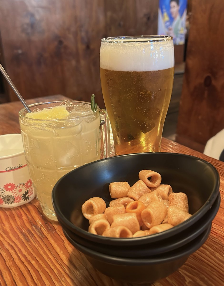 弘大入口駅でおつまみが美味しくて評判の飲み屋 새벽朝4時まで営業してます🩷
お夕飯が遅くなってしまった時にもおすすめ！
女の子でも飲みやすいカクテルなども多数あります✨✨ 
写真はじゃがいもチヂミとおこげの卵スープ。
どんぐりのこんにゃくもおすすめです😊

새벽
서울 마포구 어울마당로 123