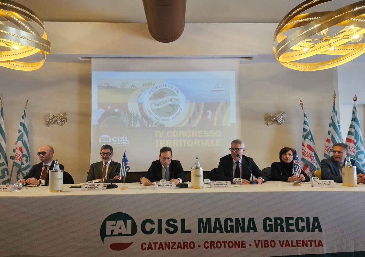 fai_cisl's tweet photo. 📢 #alimentailfuturo 🗣 #Lavoro #Partecipazione #Sostenibilità 💪 
Il Segretario Generale della #FaiCisl Magna Grecia Stefano Lucia apre il IV #Congresso della Federazione territoriale. Presiede I lavori il Segretario Generale @Cisl_M_Graecia @DanieleGualtie3, partecipa il Segretario Generale @FaiCislCalabria @MicheleSapiaTW e conclude i lavori il Segretario Generale Fai nazionale @OnofrioRota. Presenti molti dirigenti sindacali, autorità e esponenti delle associazioni di categoria. Tra i temi emersi dalla relazione introduttiva il protagonismo dell'azione sindacale nella tutela e rappresentanza dei #lavoratori, il contributo allo sviluppo del settore #agroalimentare e #ambientale del territorio, la valorizzazione della bilateralità, il contrasto al lavoro irregolare. 
#vibovalentia #10febbraio #sindacato