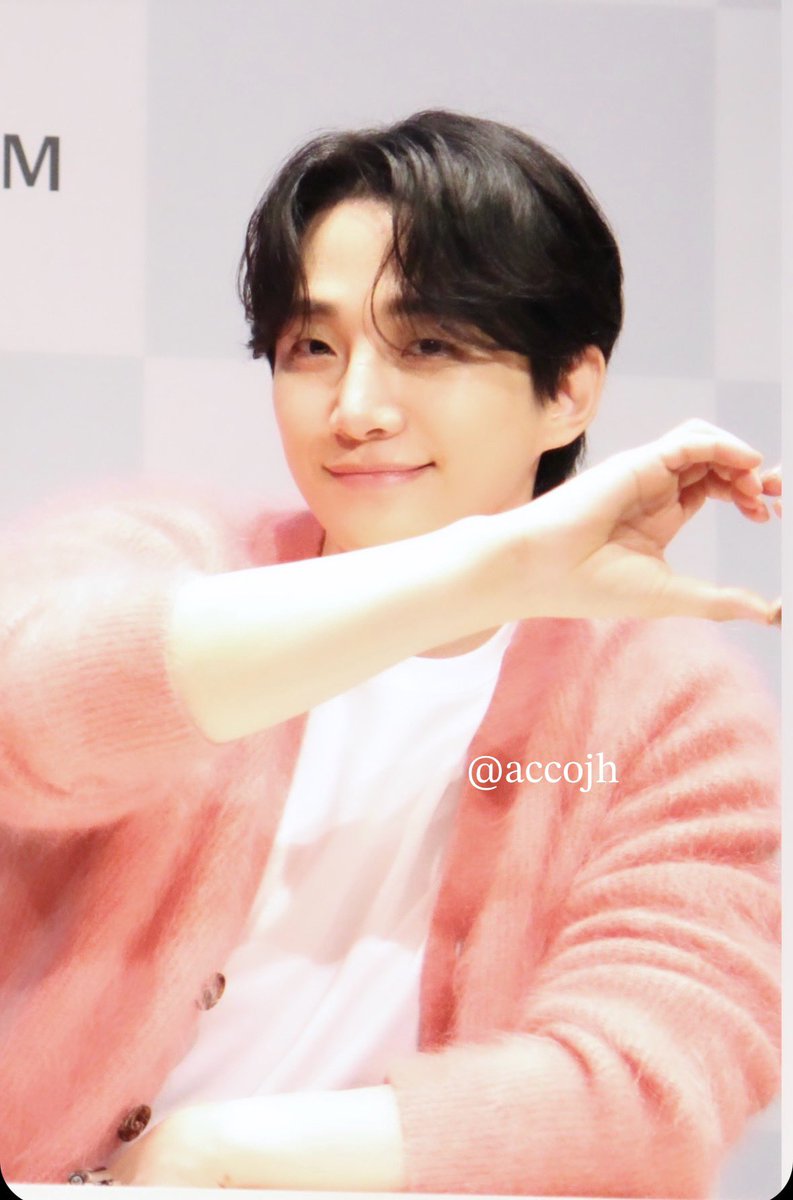 _accojh's tweet photo. 250210
theSAEM ×LEE JUNHOファンサイン会
韓国のサイン会と同じ形式だったので
撮可＆SNS🆗でした
ピンク🩷可愛くて満面の笑み💛
ジュノも皆さんもお疲れ様でした✨
ザセムさんありがとうございました✨

#더샘 #TheSaem
 #ザセムxイジュノ #더샘
 #LEEJUNHO #팬사인회
 #JUNHO #이준호 #ジュノ https://t.co/evOkVXujbx