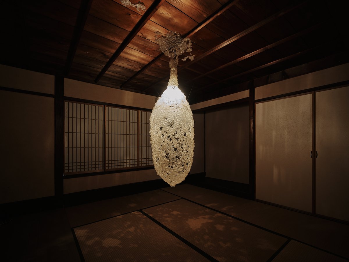 TokyoArtBeat_JP's tweet photo. 🆕「空き家」の幸福の哲学：「消えつつ 生まれつつ あるところ」展レビュー（評：長谷川祐子）
https://t.co/4blN98Lncq

金沢市のイクヤマ家をはじめとする5会場の空き家を舞台にした展覧会。キュレーションは中森あかね、清水冴。 https://t.co/9lxbidzvUg