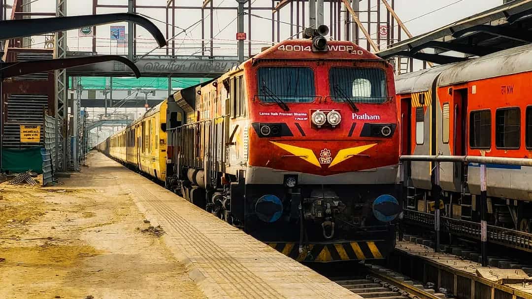 RailFanNWRByTK's tweet image. "भारतीय रेलवे का पहला WDP 4D, ✨ एक अद्भुत लिवरी के साथ, लैंस नायक प्रवीण शर्मा को समर्पित, पैलेस ऑन व्हील्स लक्जरी ट्रेन के साथ....
#TrainsOfTwitter
#RailwayLove
#TrainSpotting
#LocomotivePower
#IndianRailways
#TrainAdventures
#RailwayEnthusiasts
#TrainPhotography
#RailwayIndia