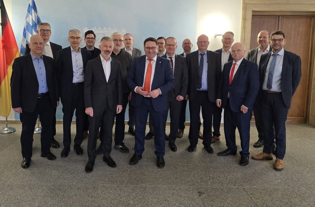 VDMAonline's tweet photo. Weniger Bürokratie, mehr Wettbewerbsfähigkeit: Wirtschaft und Politik im Dialog Im Gespräch mit Staatssekretär Tobias Gotthardt hat der VDMA Bayern konkrete Maßnahmen diskutiert, um Bayerns Unternehmen zu entlasten. #stmwi https://t.co/XkyNpCBat8
