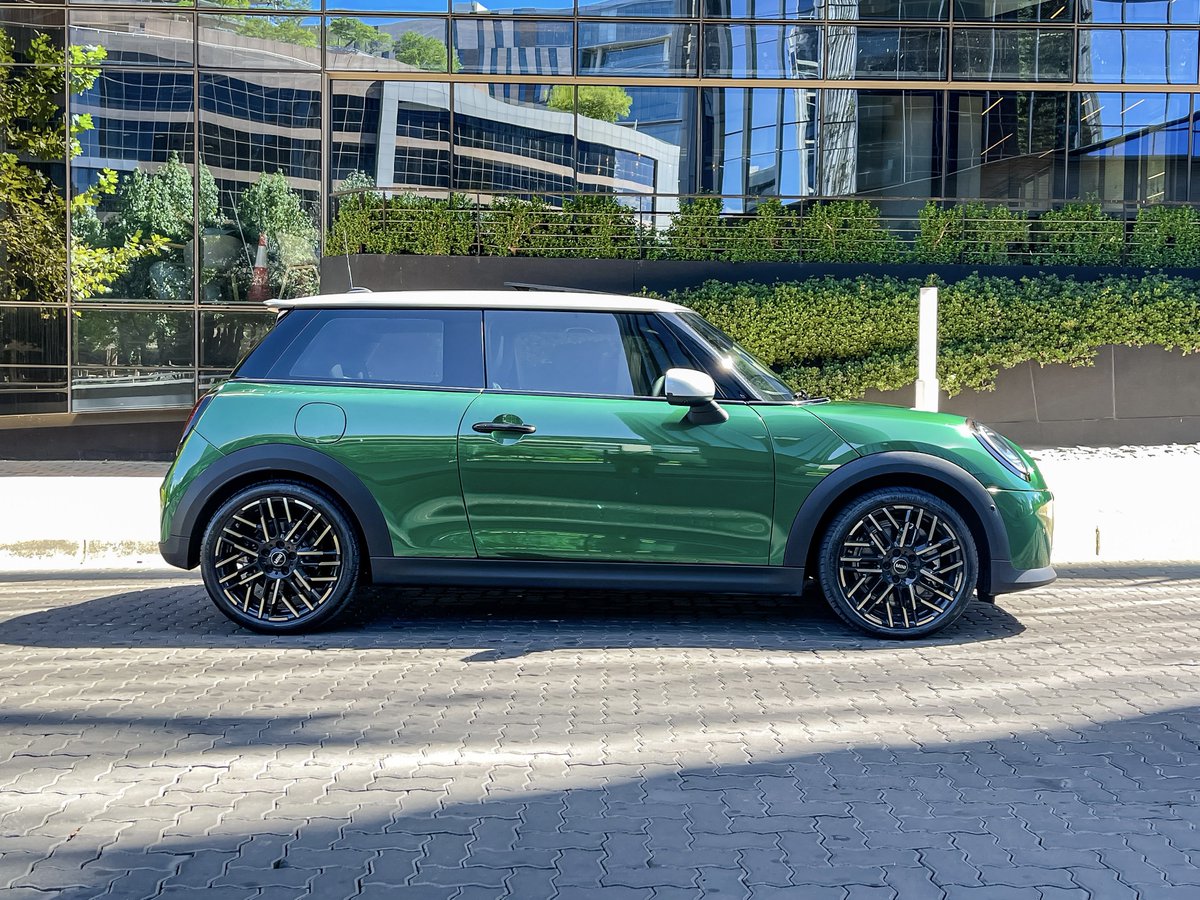 khuleonwheels's tweet photo. We are bidding farewell to the new MINI Cooper S 3-door hatchback. It was hard to miss on the streets, thanks to its British Racing Green body colour and low stance. The cabin features the most notable change in the new MINI Cooper - an OLED…
#MINISA #MINICooperS #MiniCooper https://t.co/y5Tggw3WNF
