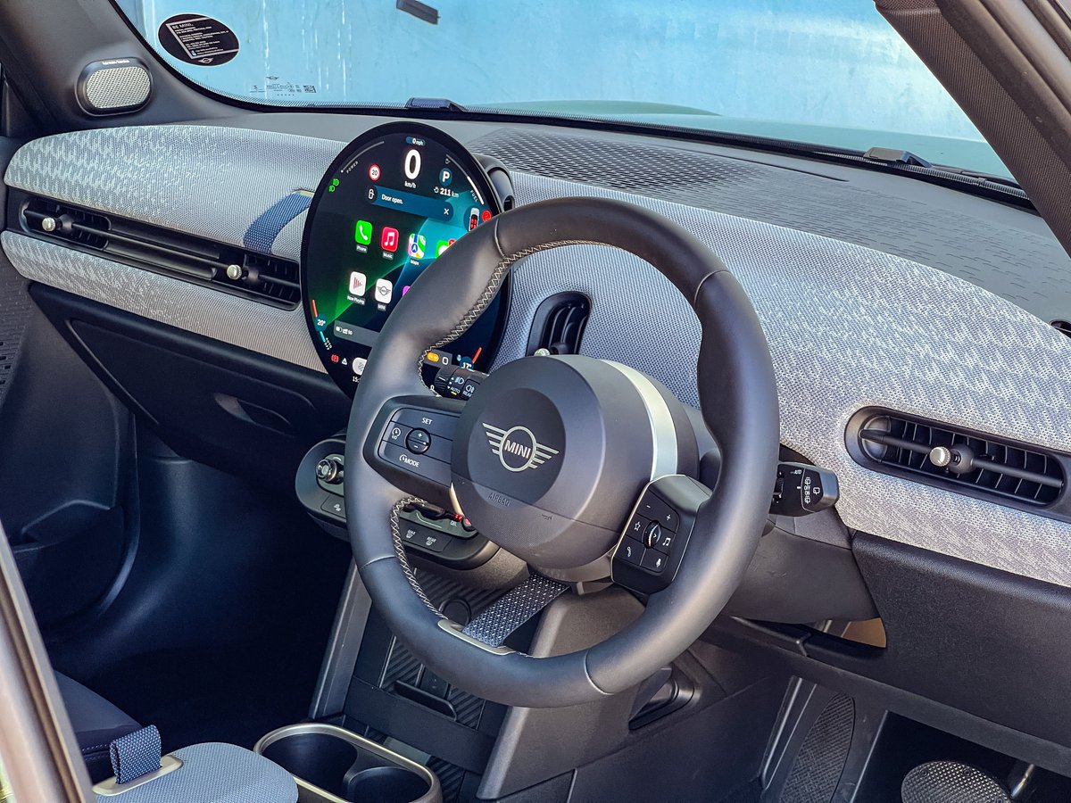 khuleonwheels's tweet photo. We are bidding farewell to the new MINI Cooper S 3-door hatchback. It was hard to miss on the streets, thanks to its British Racing Green body colour and low stance. The cabin features the most notable change in the new MINI Cooper - an OLED…
#MINISA #MINICooperS #MiniCooper https://t.co/y5Tggw3WNF