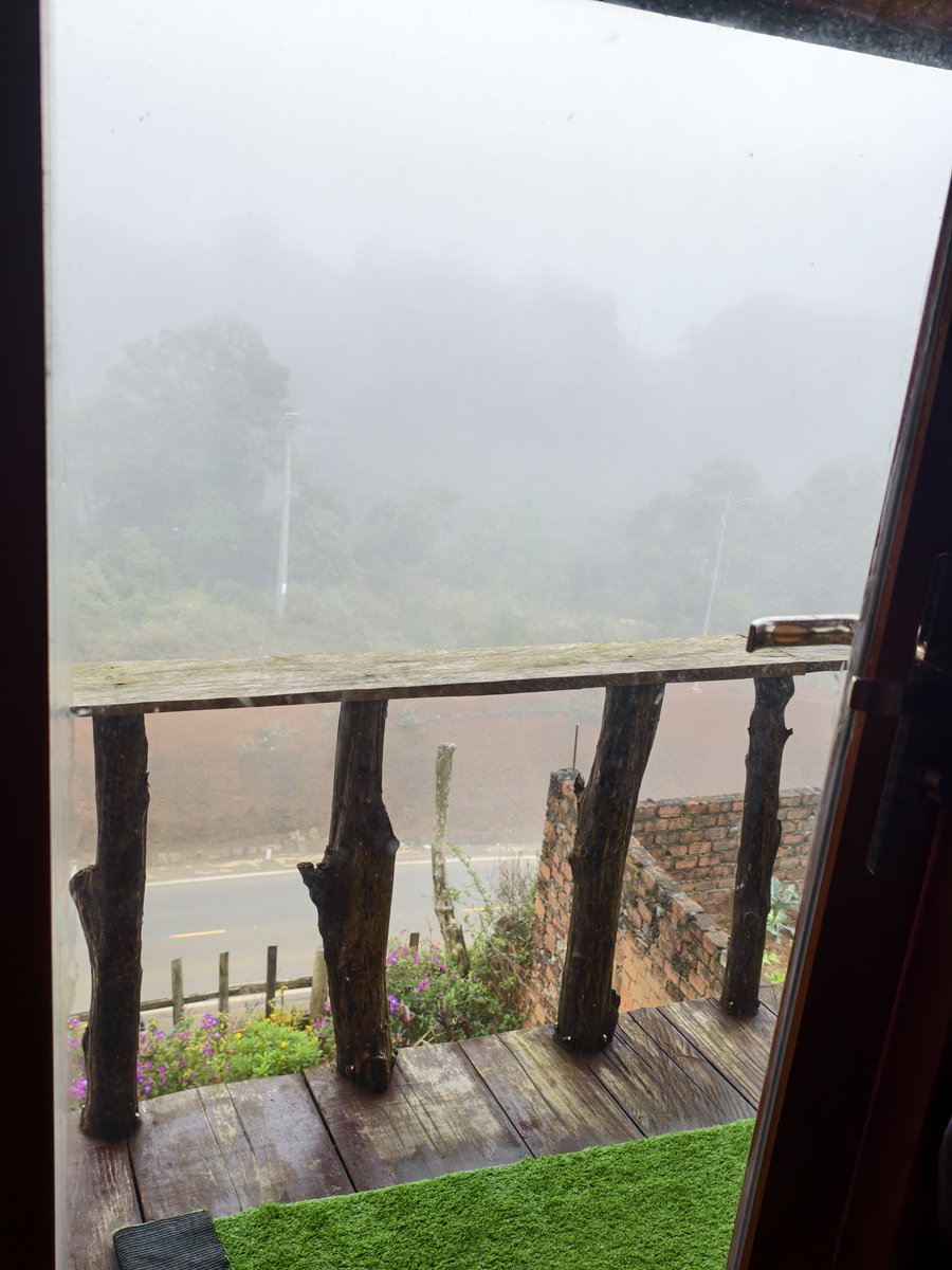 thichcuto17's tweet photo. View đẹp mà thời tiết như qq zị. Mưa chừng nào mới hết bao giờ có nắng 😭😭😭 https://t.co/iLOJBZsgbD