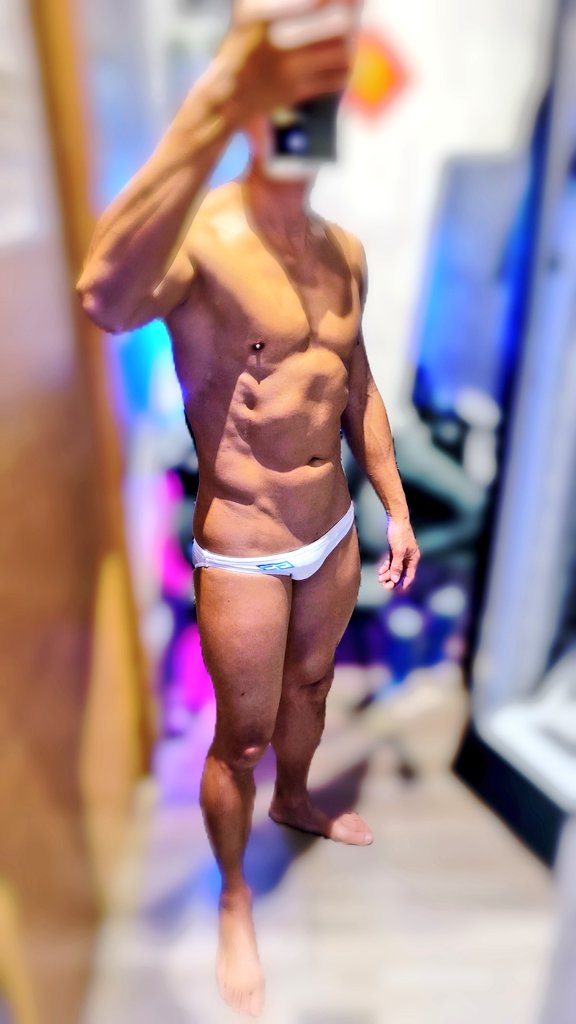 真的要認真減脂了，過年讓腹肌都團結一塊啦🤣