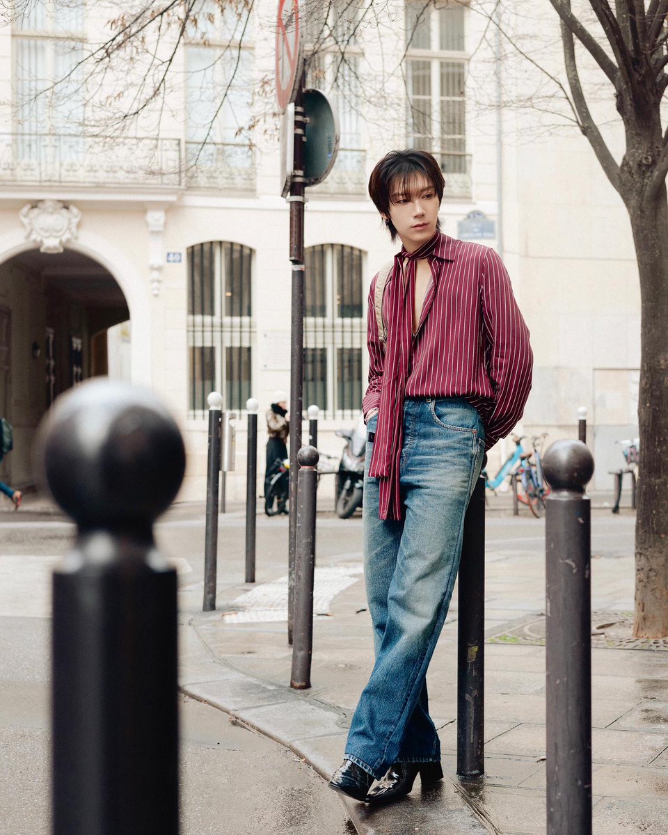ElleMenThailand's tweet photo. เก็บตกภาพสตรีทสไตล์ของ #TenLee สมาชิกแห่งวง @WayV_official หลังร่วมชมแฟชั่นโชว์ @YSL FW25-26 ณ กรุงปารีส กับลุคเสื้อเชิ้ตลายพินสไตร์ปแมตช์กับกางเกงเดมนิม รองเท้าบูทหนัง และกระเป๋าไนลอนรุ่น Niki

#ELLEMENThailand
#TENtoPARIS2025 #SaintLaurentxTEN #YSL #SaintLaurent #TEN https://t.co/tqQGwG9r4q