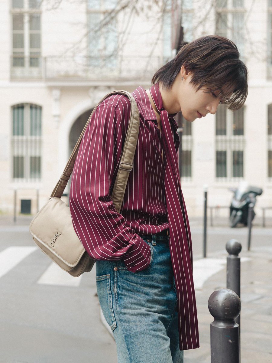 ElleMenThailand's tweet photo. เก็บตกภาพสตรีทสไตล์ของ #TenLee สมาชิกแห่งวง @WayV_official หลังร่วมชมแฟชั่นโชว์ @YSL FW25-26 ณ กรุงปารีส กับลุคเสื้อเชิ้ตลายพินสไตร์ปแมตช์กับกางเกงเดมนิม รองเท้าบูทหนัง และกระเป๋าไนลอนรุ่น Niki

#ELLEMENThailand
#TENtoPARIS2025 #SaintLaurentxTEN #YSL #SaintLaurent #TEN https://t.co/tqQGwG9r4q