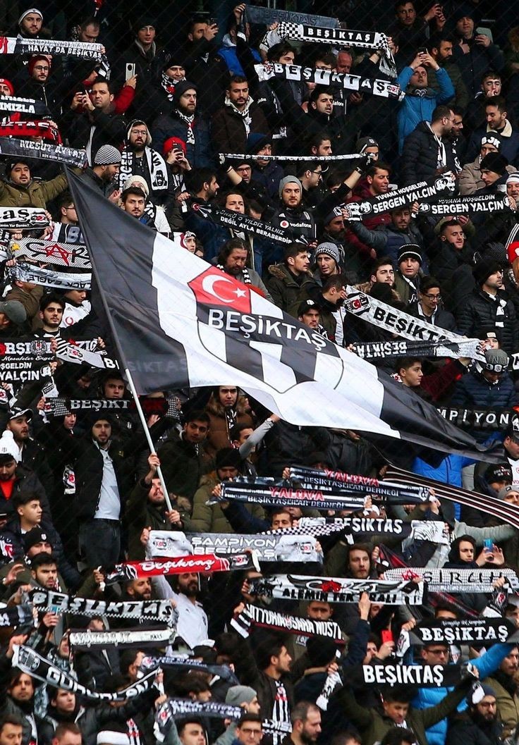 Değerli Beşiktaşlı dostlarım 

Bu güne kadar hiç bir haksızlığa boyun eğmedik.

Dünden beri bizi dünyaya rezil eden renkli soytarılara had bildirdiğimiz için hesabım yoğun spam altından.

Beşiktaşlı kardeşiniz olarak sizden ricam hesabıma destek vermeniz ❤️

İyi ki Beşiktaşlıyız