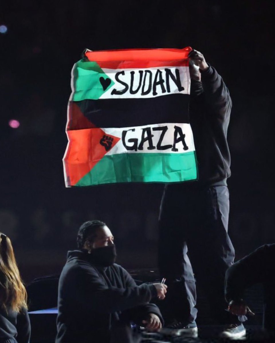 Alhamdhulillaah's tweet image. A backup dancer holding the Sudanese and Palestinian flags was chased off the stage during the Superbowl Halftime show.

🇸🇩❤️🇵🇸