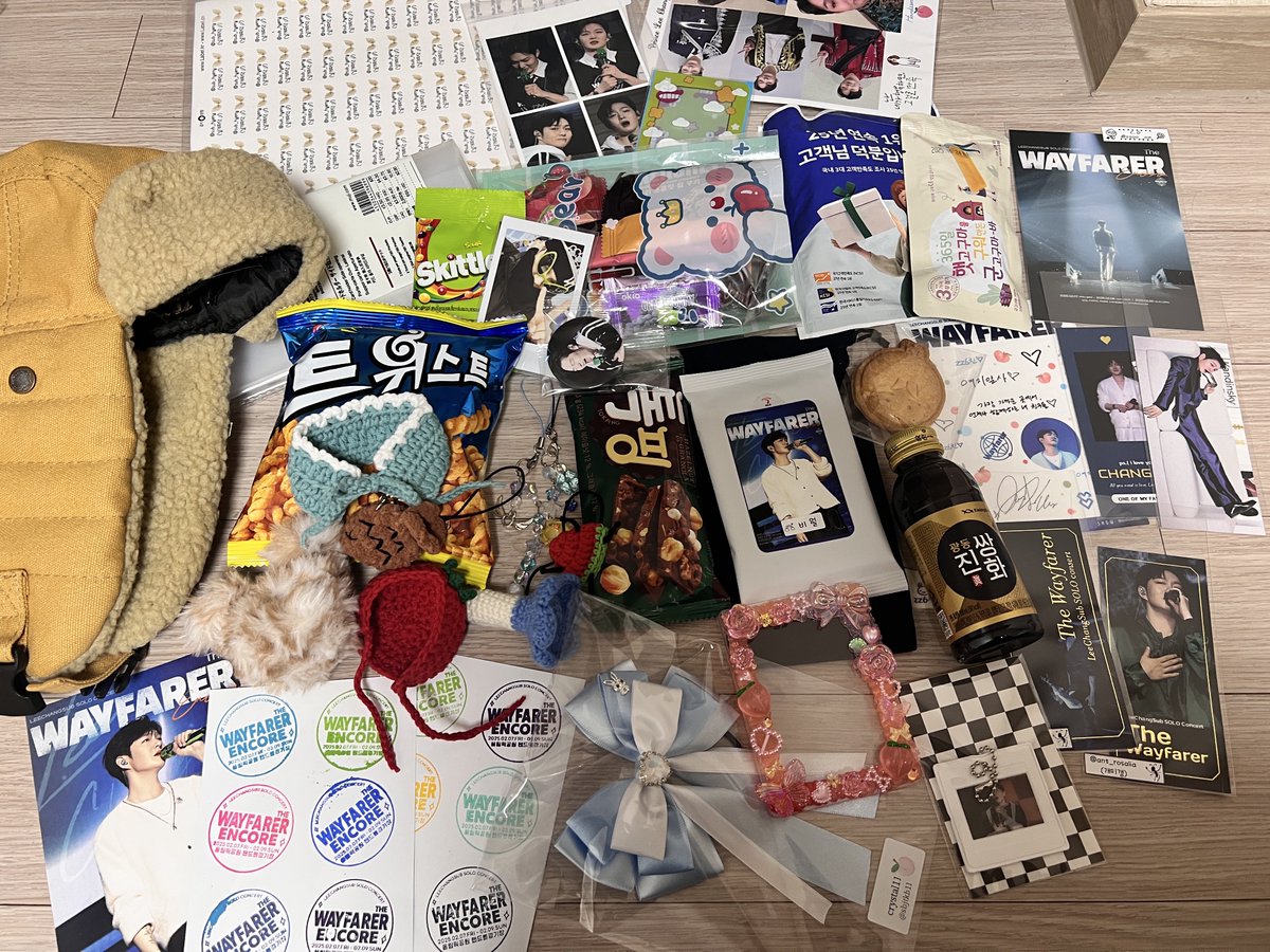 250210 이창섭 솔로콘서트 나눔✨

배송이슈로.. 나눔도 못했는데
빈손날개 손에
자꾸 이것저것 쥐어준 분들 넘나 감사합니당 😘

사진에 빠진 나눔물품은 그자리에서 먹엇거나..
그자리에서 착용햇거나…..👀

생파는 … 꼭 사진 들고가겟서여…
왕창 뽑앗는데…. 🙄