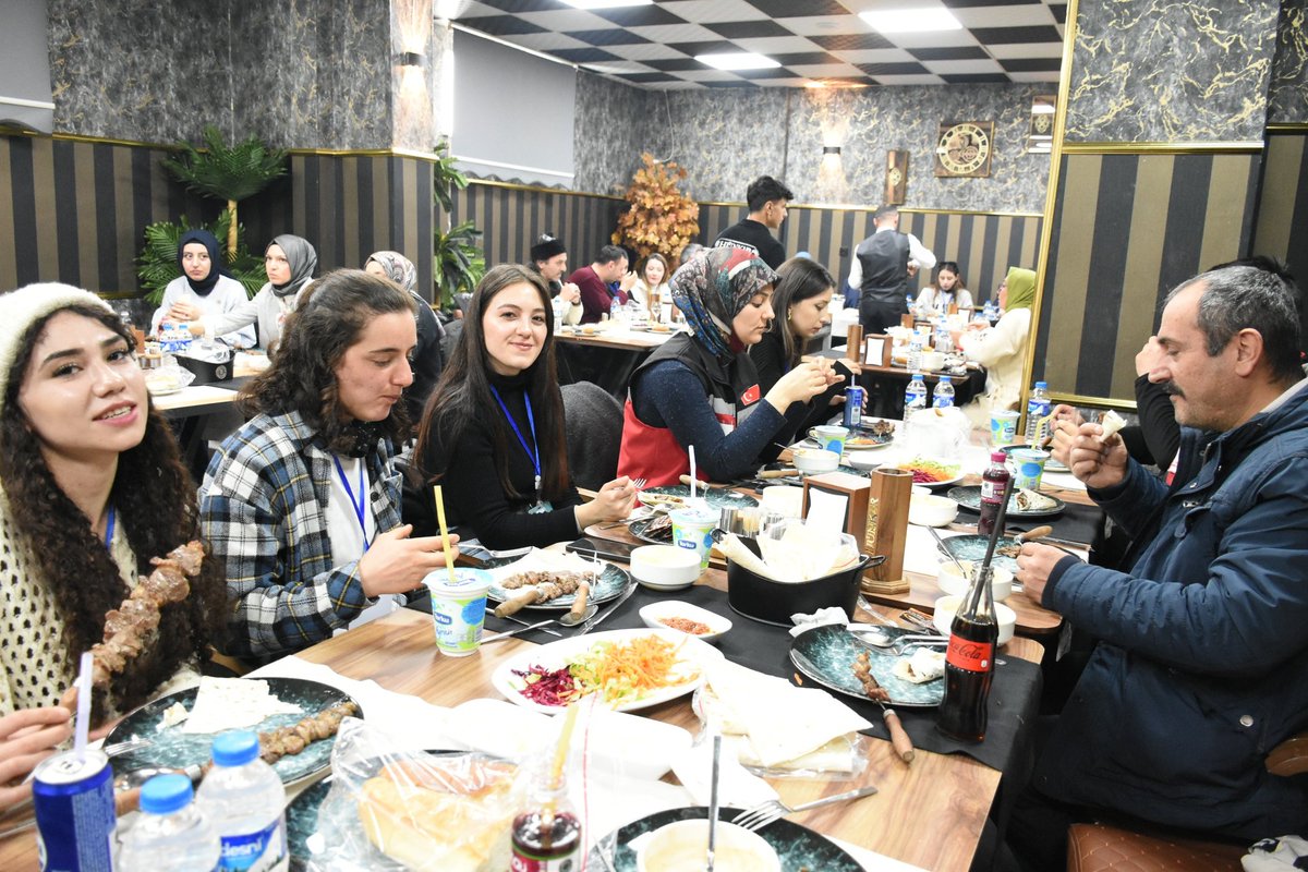 ErzurumKYGM's tweet photo. #KYGMKışKampları
Dadaşlar Diyarı Erzurum’a gelip de cağ kebap yememek,kadayıf dolması tatmak olmazdı. 
Biz de,Tematik Kış Kampımıza konuk olan öğrencilerimize cağ kebap ve kadayıf dolması ziyafeti çektik.Şişin başına geçerek cağ kebap kesmeyi deneyen öğrencilerimizi alkışlıyoruz. https://t.co/BoO4Zhz6En