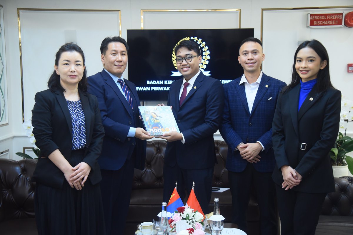 Ambassador D.Enkhtaivan held a courtesy meeting with Vice Chairperson of <a href="/bksapdpr/">BKSAP DPR RI</a> Muhammad Husein Fadlulloh and exchanged views on deepening ties between Parliaments of two countries
ksap.dpr.go.id/berita/detail/…