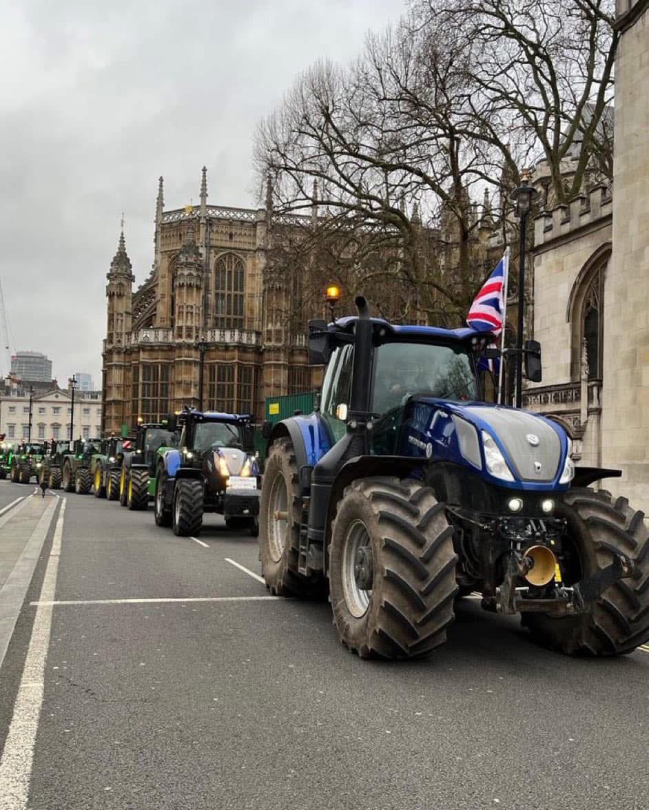 Farmers and their tractors will once again be on the streets of London today for the third time since the autumn budget 🚜 🇬🇧 🪧