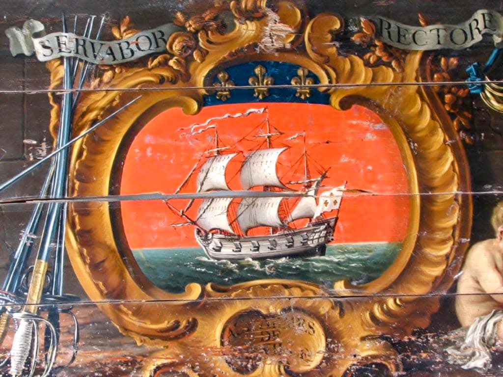 Détail d'une enseigne de fourbisseur du XVIIIe siècle ⚔️ sur laquelle sont peintes les #armoiries et la devise de La Rochelle : "Servabor rectore Deo" (Avec Dieu pour guide je serai sauvé). Elle est conservée au Musée du nouveau monde à #LaRochelle #UnescoHeraldry