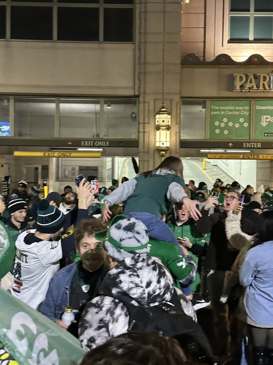 BrandonGowton's tweet image. Broad Street views.

#Eagles