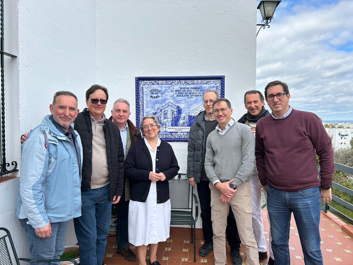 En la mañana del pasado sábado se hizo la ya tradicional visita  a  la residencia de Regina Mundi, a los pies del cerro de los Sagrados Corazones, en San Juan de Aznalfarache, y se les hizo entrega de productos adquiridos para la ocasión que les eran necesarios.