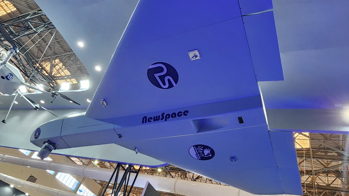 Ray70409890's tweet photo. India's own Shahed 136/Geran drone equivalent is here. 

Meet Sheshnaag. 

Has a 1000 km range and a payload of 25-40 kg. 

We can mass produced this and use them in swarm to saturate,degrade and destroy individual units of hostile IADS. https://t.co/mHZIKJfZp6