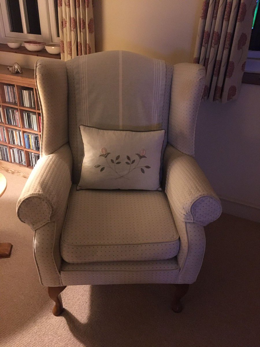 vinallandmacey's tweet photo. A before and after on this lovely 2-seater settee and Wingchair. Both are fully reupholstered and covered in @linwood_fabric, the settee in Freya Blossom and the Wingchair in Bryher Blush. #VinallandMacey #Hadlow #Kent #UpholsterersNearMe #UpholsteryUK #BespokeService https://t.co/8ASY2CZCLR