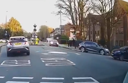 Jedellion's tweet photo. @RhysSandz @peterqbrook @theJeremyVine At this point car on right could giveway as there's a car approaching quickly with priority.
That said, if the fast car was going at sensible speed it's a close call as to if he actually needed to give way. 
Defensive driving means BOTH cars should have been more cautious. https://t.co/3Ued9QFV9U