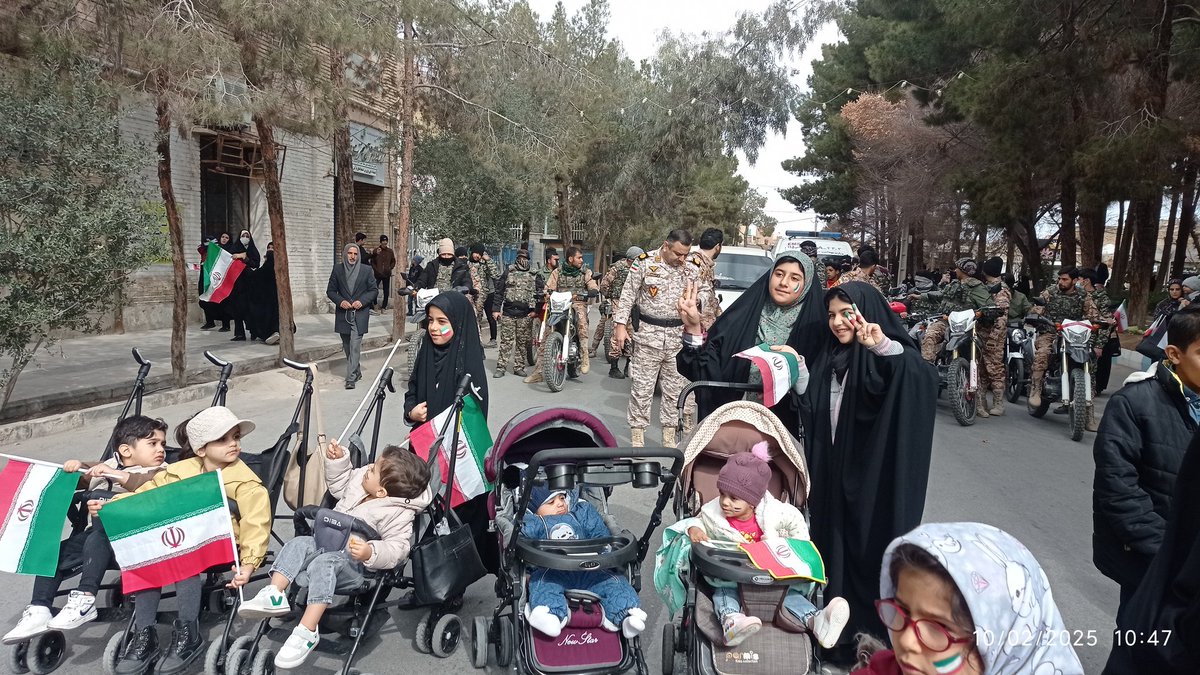 اینم لشکریان سربازان کوچک امام زمان عجل الله
امروزاومدن راهپیمایی
#یزد_دارالعباده_انقلاب
#انقلاب_امید