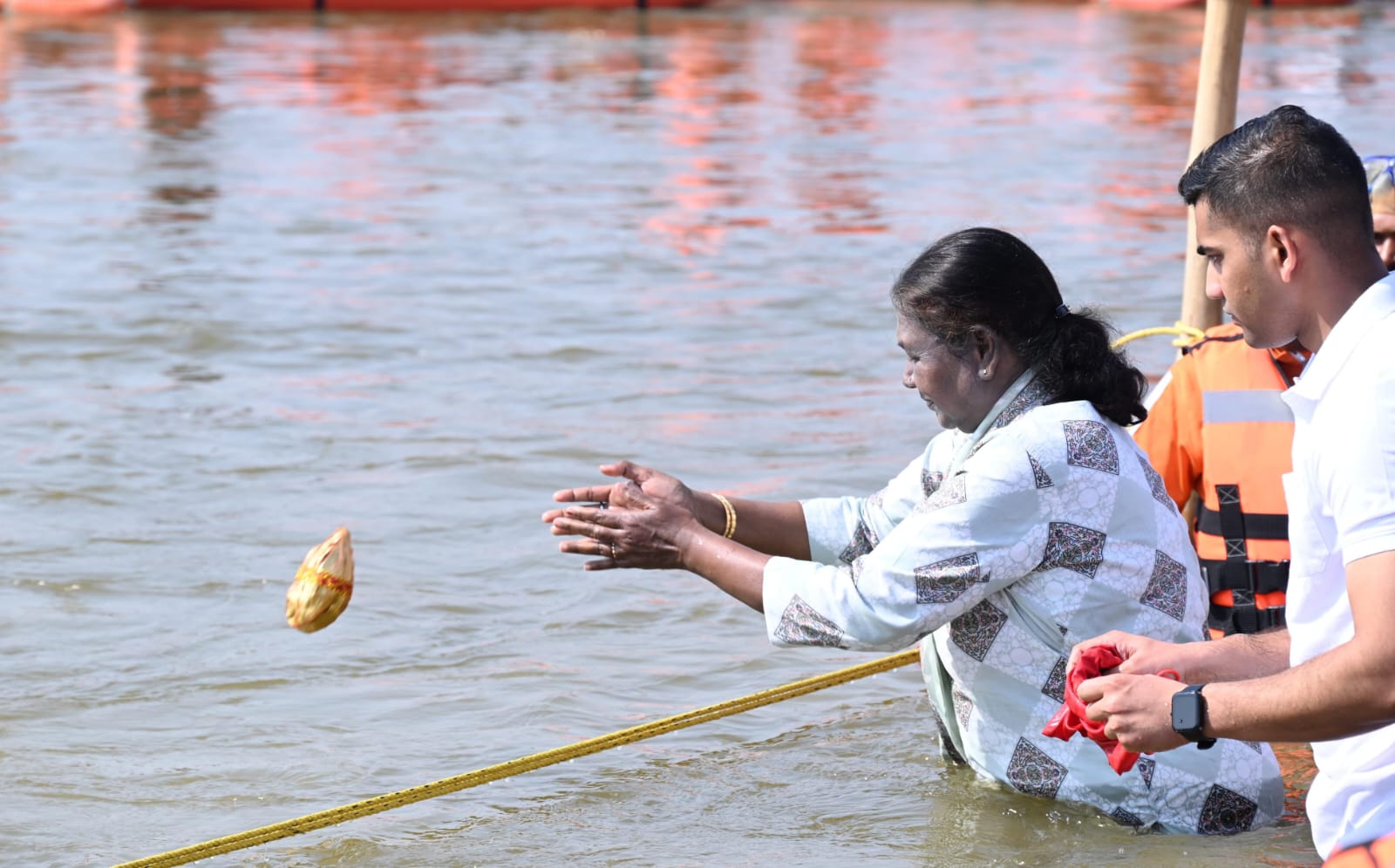 राष्ट्रपति द्रौपदी मुर्मू ने त्रिवेणी संगम में लगाई पवित्र डुबकी