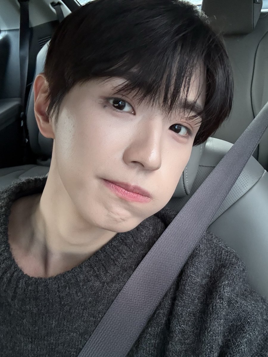 저녁 잘 챙겨묵어요^_^

#CIX #FIX #용희 #김용희 #ヨンヒ #yonghee