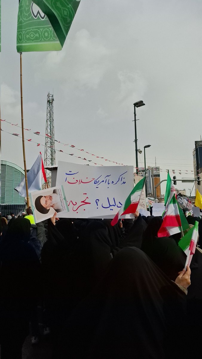 Bhar_flt's tweet photo. دمای هوا : دو درجه زیر صفر!
خیابونا : پر از یخ و برف!
وضعیت اقتصادی : خراب..!
اما همه اومده بودن؛
میدونی، این انقلاب برای مردم‌ما مهم‌تر از هرچیزی هست؛
میدونی، مردم این کشور همچنان پابرجا ایستادن..!
#طلوع_انقلاب
#انقلاب_امید https://t.co/N7RlXBHeip