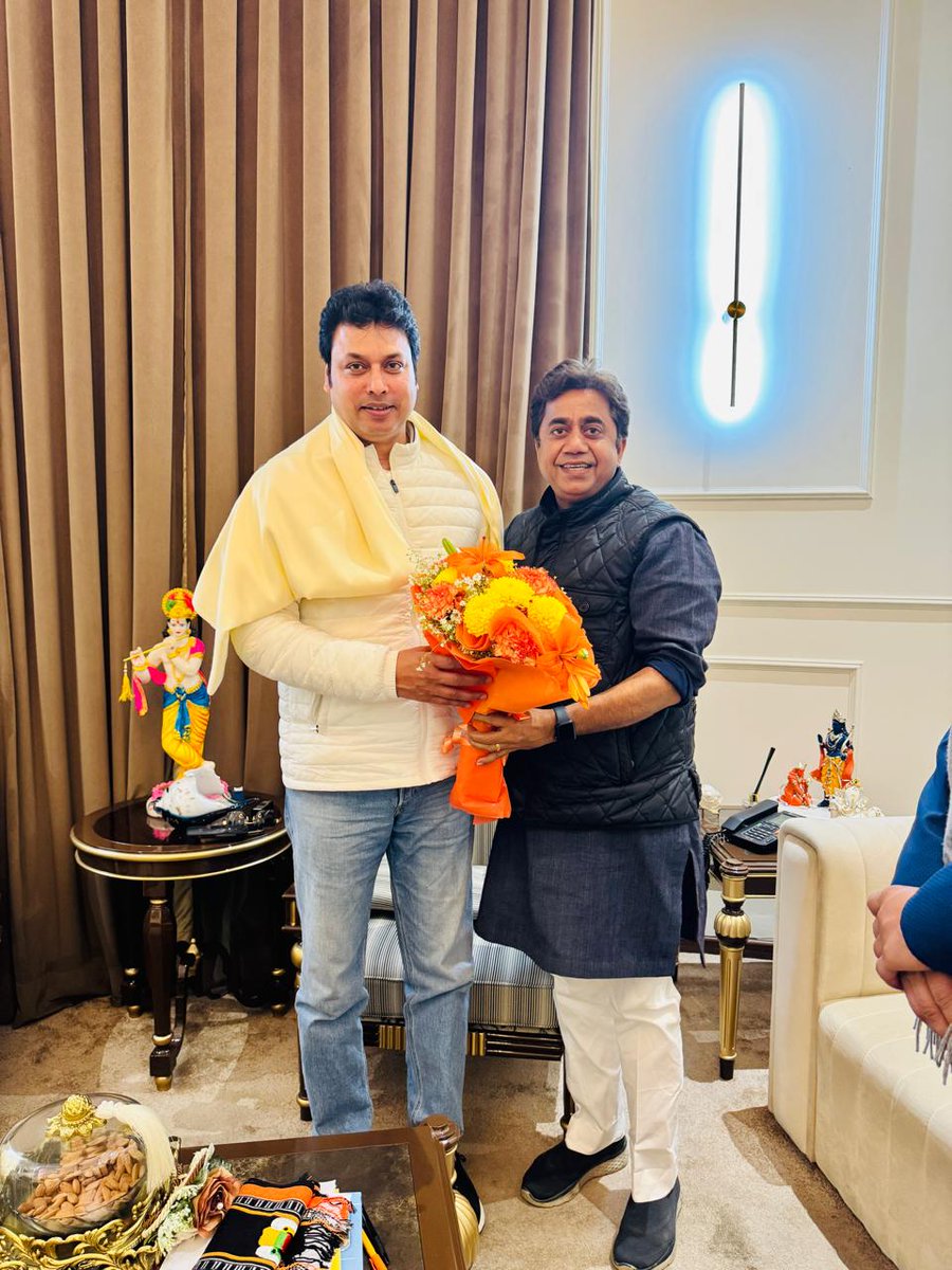 SunilYadavBJP's tweet photo. नई दिल्ली विधानसभा और कस्तूरबा नगर विधानसभा सीट पर भाजपा की प्रचंड जीत में महत्वपूर्ण भूमिका निभाने वाले त्रिपुरा के पूर्व मुख्यमंत्री, भाजपा के वरिष्ठ नेता आदरणीय @BjpBiplab जी को जीत की बधाई दी और उनके बहुमूल्य योगदान के लिए धन्यवाद किया।

अरविंद केजरीवाल जैसे भ्रष्टाचारी और शराब के ठेकेदार को आदरणीय बिप्लेब देव जी ने अपनी कुशल रणनीति और सांगठनिक कौशल से हराकर चारों खाने चित कर दिया।

इस दौरान हरियाणा की भाजपा सरकार के राज्य खेल मंत्री @GauravgGautam जी भी साथ रहे।

@blsanthosh