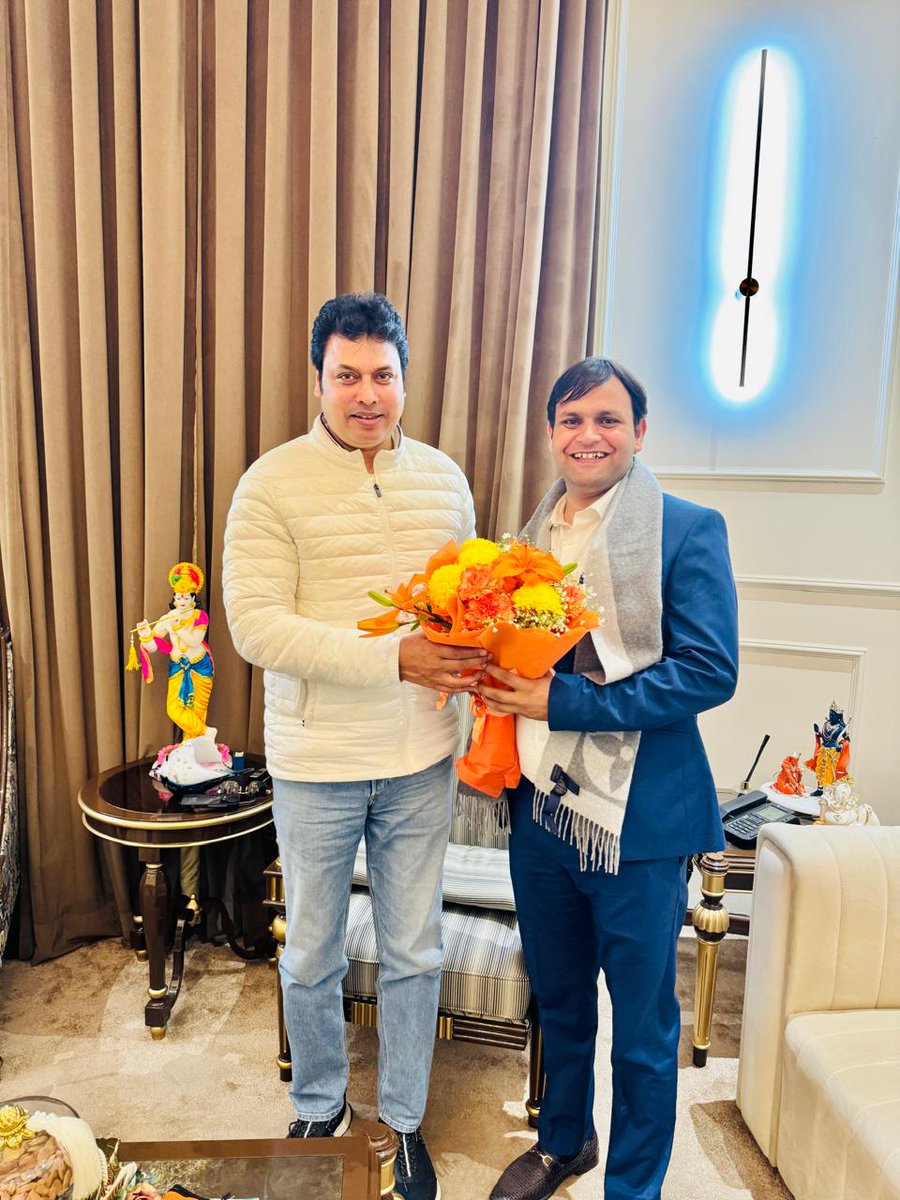 SunilYadavBJP's tweet photo. नई दिल्ली विधानसभा और कस्तूरबा नगर विधानसभा सीट पर भाजपा की प्रचंड जीत में महत्वपूर्ण भूमिका निभाने वाले त्रिपुरा के पूर्व मुख्यमंत्री, भाजपा के वरिष्ठ नेता आदरणीय @BjpBiplab जी को जीत की बधाई दी और उनके बहुमूल्य योगदान के लिए धन्यवाद किया।

अरविंद केजरीवाल जैसे भ्रष्टाचारी और शराब के ठेकेदार को आदरणीय बिप्लेब देव जी ने अपनी कुशल रणनीति और सांगठनिक कौशल से हराकर चारों खाने चित कर दिया।

इस दौरान हरियाणा की भाजपा सरकार के राज्य खेल मंत्री @GauravgGautam जी भी साथ रहे।

@blsanthosh