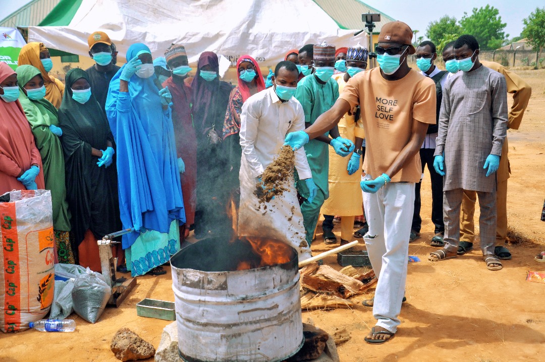 YASIFnigeria's tweet photo. Over 100 youths in Niger State are undergoing training on plastic upcycling to promote sustainability, creativity, and environmental conservation.

#ECPS 
#PlasticSustainability 
#YASIFNIGERIA 
#GPAP https://t.co/MwAsHSr80n