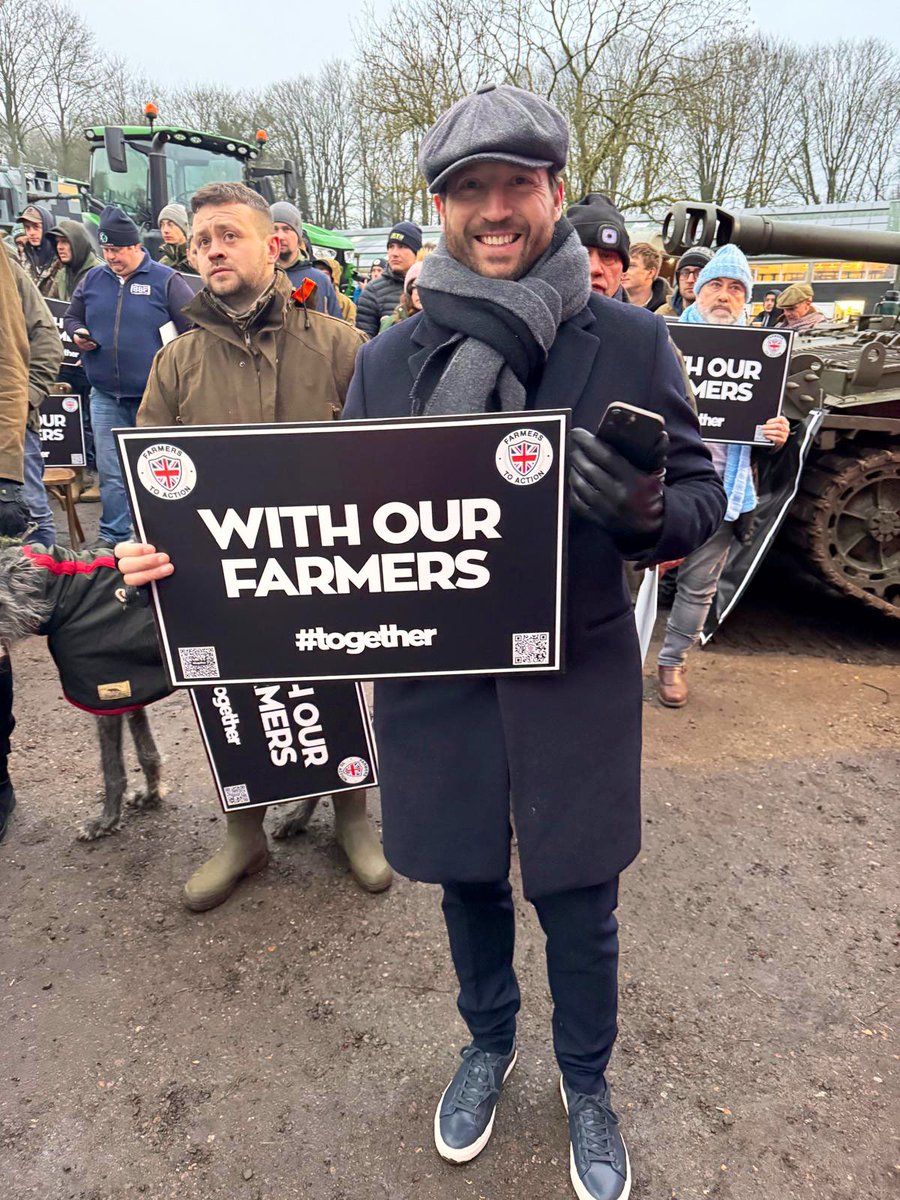 EssexPR's tweet photo. I’m freezing, but i’m standing side by side with our farmers against this Government’s inheritance raid, this puts the continuity of family farming, food prices &amp; food security at risk.

@FarmersToAction @Togetherdec 🚜 https://t.co/hW4MSMY3Zx