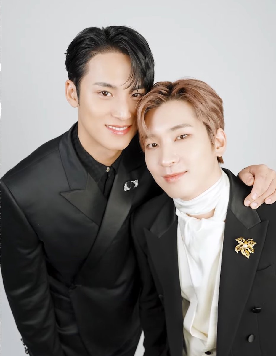 wonuonuw's tweet photo. @urijib_mw This i love this photo so much the hand placement, the head and the smiles omg so couple coded. I wish i get the ticket my home is near the venue, thankyou so much for the GA 
#GakBakalRugiBarengWONWOOMINGYU
#WWxMG_AlloBank @pledis_17 https://t.co/HCDk2eoLv7