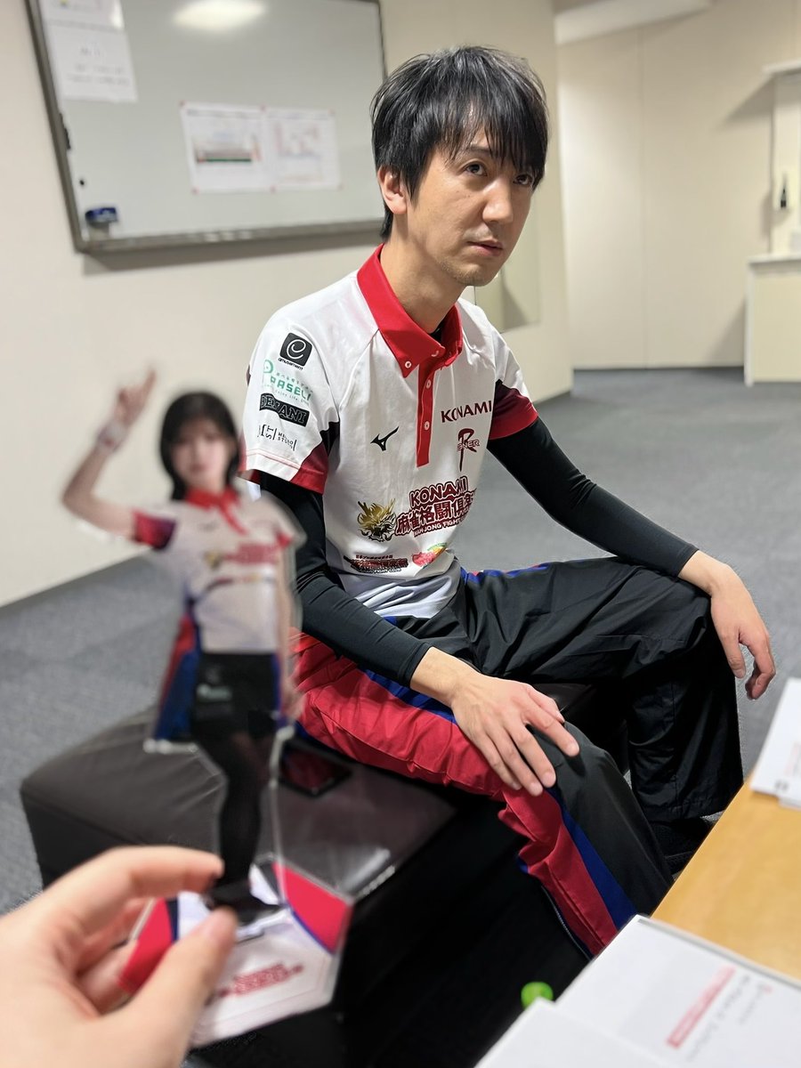 takamiyamari's tweet photo. #Mリーグプレミアムナイト 物販コーナーKONAMIブースではビッグアクスタをはじめ、缶バッジ＆Tシャツ＆パーカーが先行発売中です✨
今日行けないよ〜という方もECサイトぜひチェックしてみてくださいです☺️ https://t.co/c3I1V1BhOD