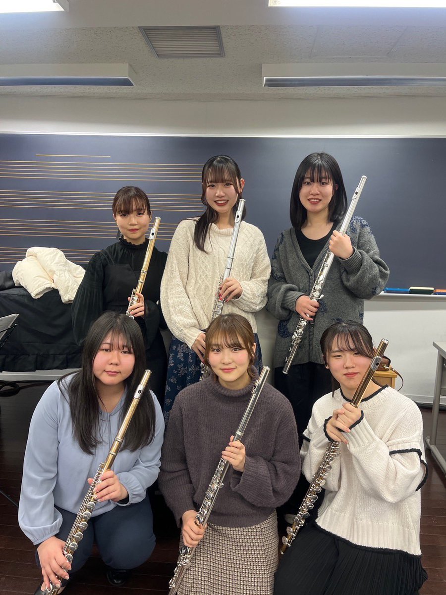 東京音大フルート科です✨️
今日は2月10日フルートの日です🪈

豪華な先生方と音大生が奏でるフルートアンサンブル演奏会を3月24日に行います♪
フルートの魅力を存分にお届けできるように頑張りますのでぜひお越しください😊

今回の写真はアルトフルート パート📸
#フルートの日 #フルート