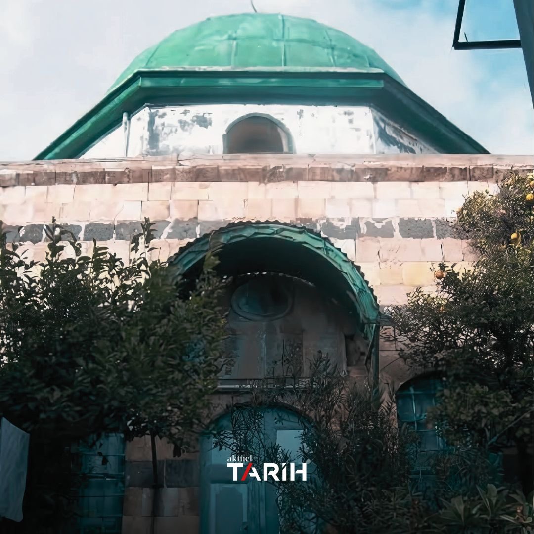 ❝Türkler 14 yıldır gelmiyordu, gelmelerine çok sevindik.❞

📎 Nakşibendi-Halidî yolunun öncüsü Mevlana Halid-i Bağdadî’nin Şam’daki türbesinin türbedarı Zekeriya Vanlı, Türk gazetecilerin bölgeyi ziyaret ettiğini görünce şu açıklamayı yaptı:

❝Bizler 100 yıldır bu türbenin