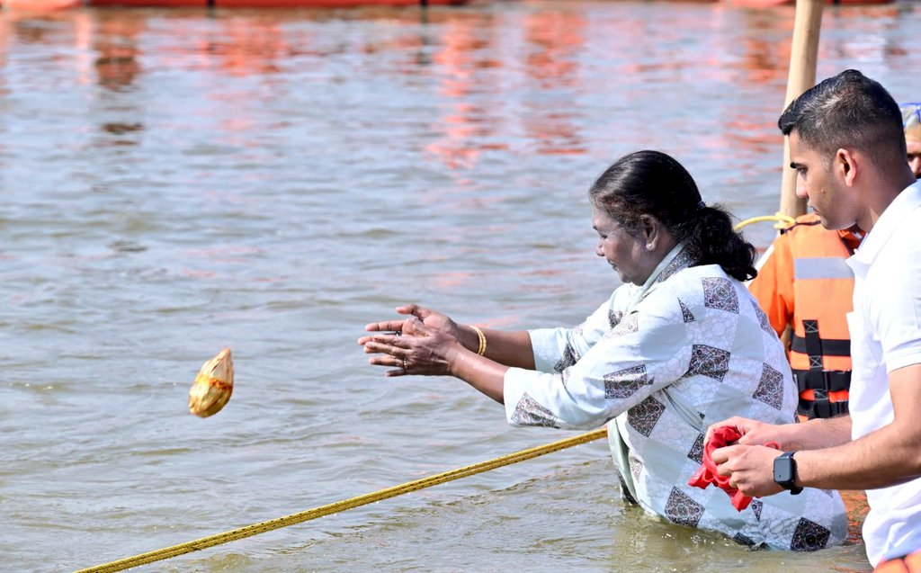प्रयागराज महाकुंभ में आज मा. राष्ट्रपति श्रीमती द्रौपदी मुर्मू जी ने पवित्र त्रिवेणी संगम में आस्था की डुबकी लगाई। 
श्रद्धा व विश्वास का यह विशाल समागम भारत की समृद्ध सांस्कृतिक विरासत का अद्भुत व जीवंत प्रतीक है। माँ गंगा कृपा बनाए रखें।

<a href="/rashtrapatibhvn/">President of India</a>