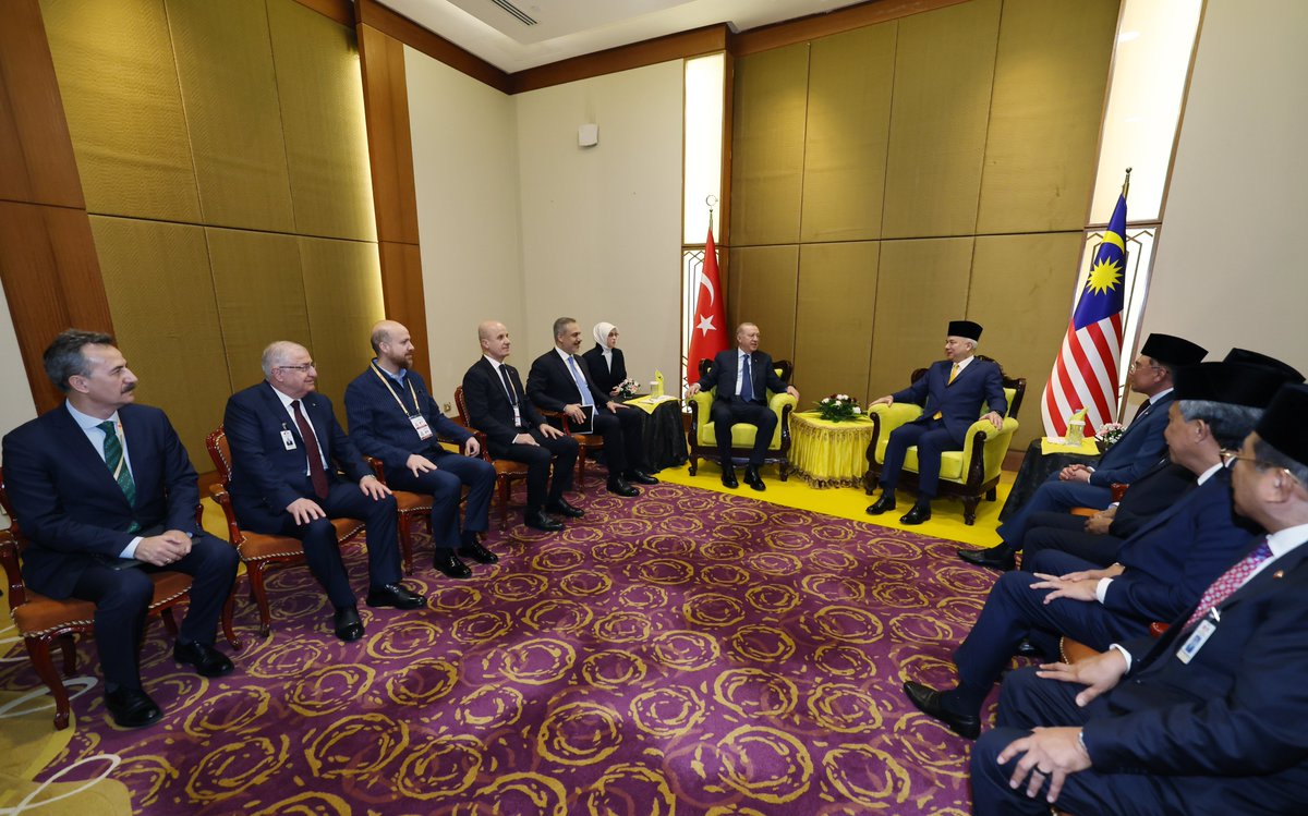 Cumhurbaşkanımız Recep Tayyip Erdoğan, resmi temaslarda bulunmak üzere geldiği Malezya'nın başkenti Kuala Lumpur'da Perak Sultanı Nazrin Şah ile görüştü.