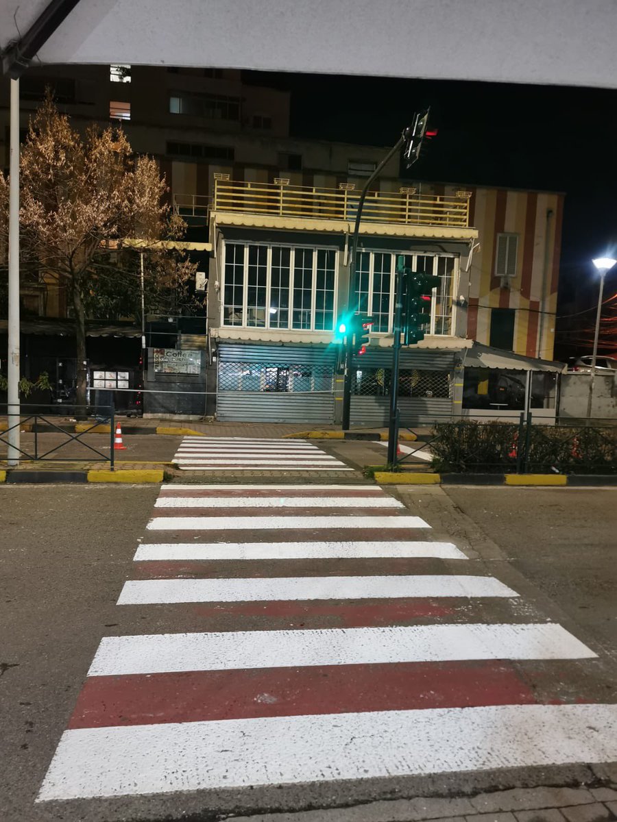 🔴⚪ Vijojmë punën për një qytet më të sigurt!

Te kryqëzimi i rrugës 📍 “Bardhyl” me “Kongresi i Manastirit”, kemi rifreskuar vendkalimin e këmbësorëve, vijën e stopit dhe shigjetat orientuese, që çdo kalimtar dhe drejtues mjeti të ketë sinjalistikë të qartë. ✅🚶‍♂️🚗