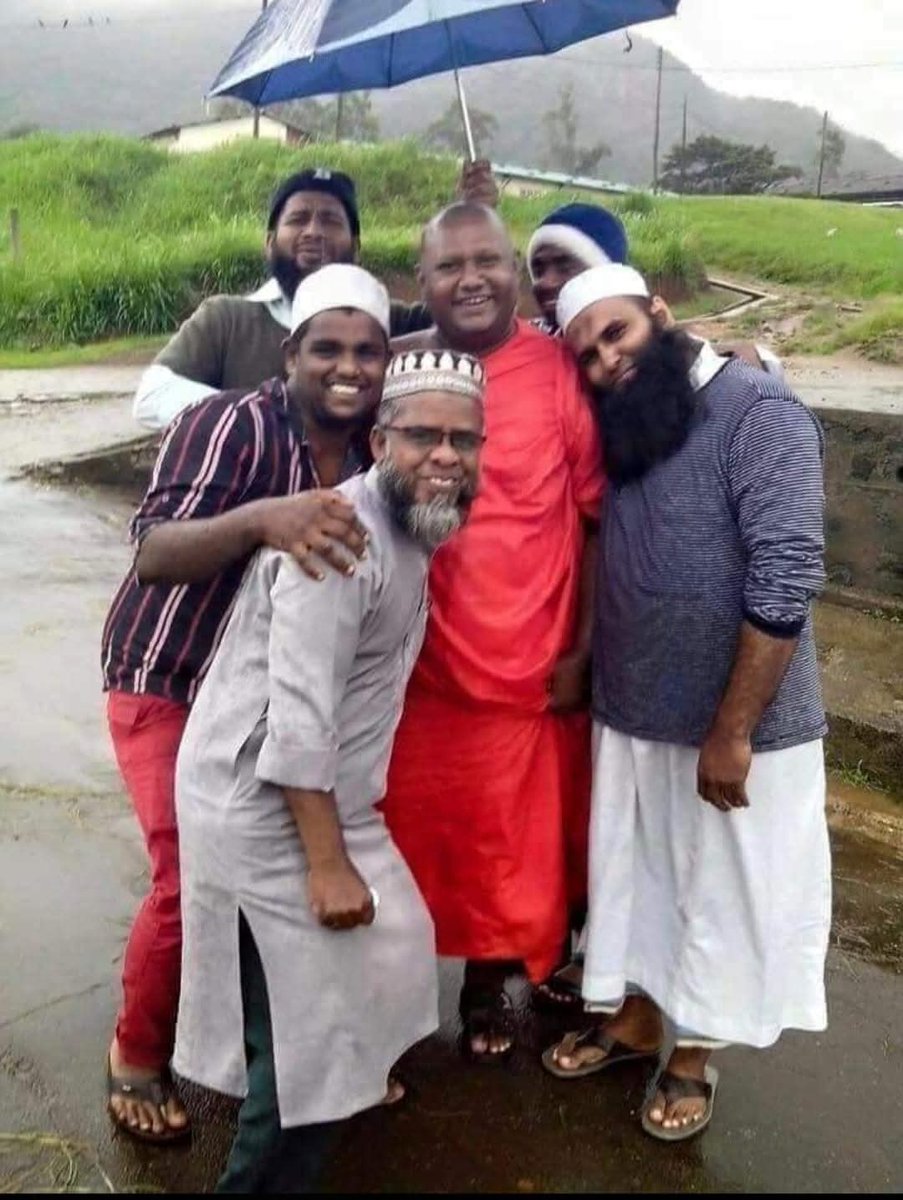 ஒரு குடைக்குல் 
ராமரும் 
பாபரும் 
அண்ணன் தம்பிகளாக
மாமா மச்சானாக 

இந்த உரவுகளை பிரிக்க
எவனாலும் முடியாது 
இது தான் தமிழ்நாடு