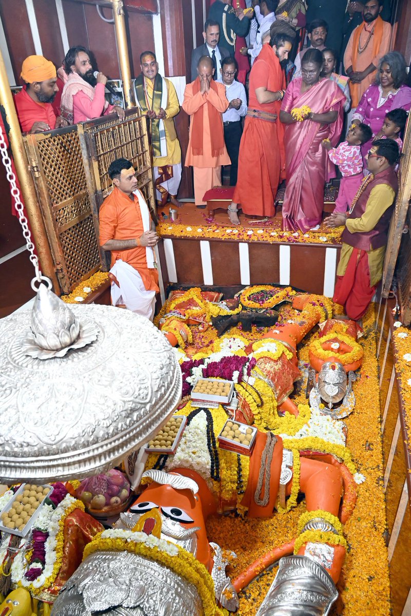 myogiadityanath's tweet photo. सीताशोकविनाशाय राममुद्राधराय च। 
रावणान्तकुलच्छेदकारिणे ते नमो नमः।।

लोकमंगल की पावन कामना के साथ आज मा. राष्ट्रपति श्रीमती द्रौपदी मुर्मु जी ने तीर्थराज प्रयाग में श्री बड़े हनुमान जी के दर्शन-पूजन किए। 

ॐ हनुमते नमः https://t.co/s7PrWp4es1