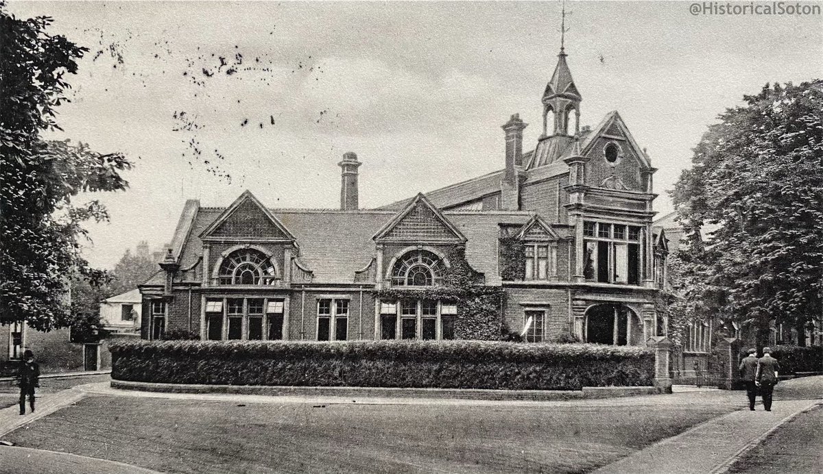 Southampton’s first purpose-built public library opened in 1893 on the corner of Cumberland Place and London Road. It was in use until the current library in the Civic Centre opened in 1939. Unfortunately, this lovely building was destroyed during the Blitz.