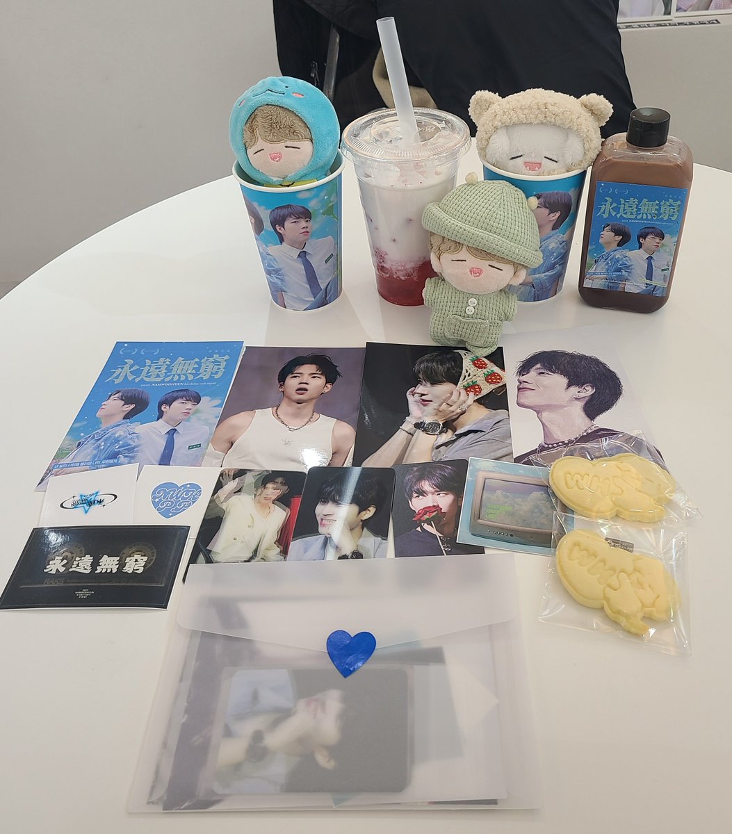 마지막날 다녀온 우현이 생카 카페메리💚
여기 들어가자마자 우현이 사진들 너무 가득 있고 예쁘게 꾸며져 있어서 너무 좋았어요ㅠㅠ
특전도 너무 이쁘고 쿠키도 귀여워서 먹기 아까운.. 둘중에 하나만 골라야하는것도 아쉬웠어요ㅠㅠ
#내_삶에_사랑을_불러온_나의_우현에게
#HBD_WOOHYUN