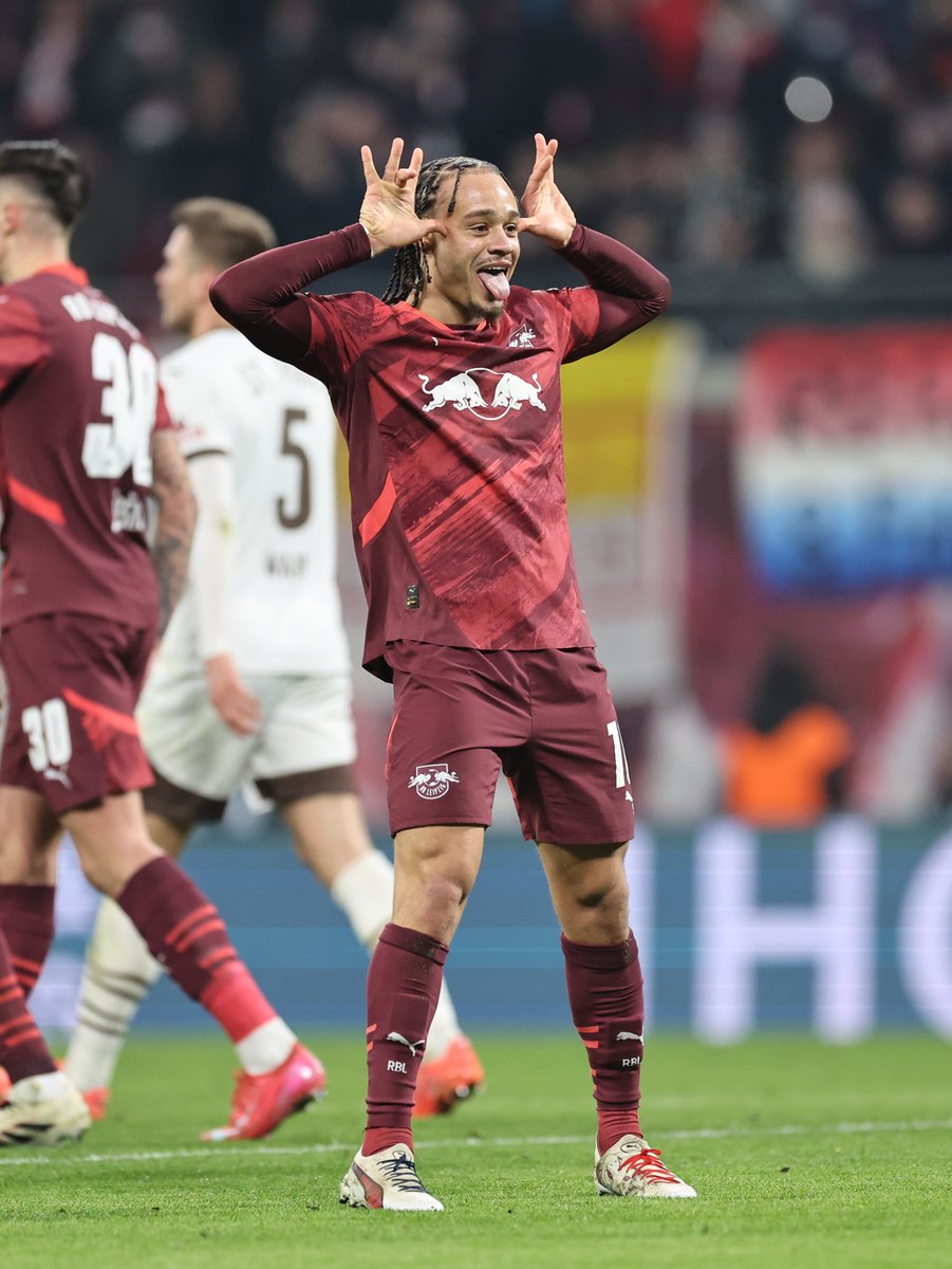 RBLeipzig's tweet image. Tor + Vorlage = ein perfekter Arbeitstag für @xavisimons ✅

Als Belohnung wurde unsere 🔟 zum dritten Mal in die #Kicker-Elf des Tages berufen. Auch in die Spieltagsauswahl der #Sportschau hat es #Xavi geschafft! 🔥